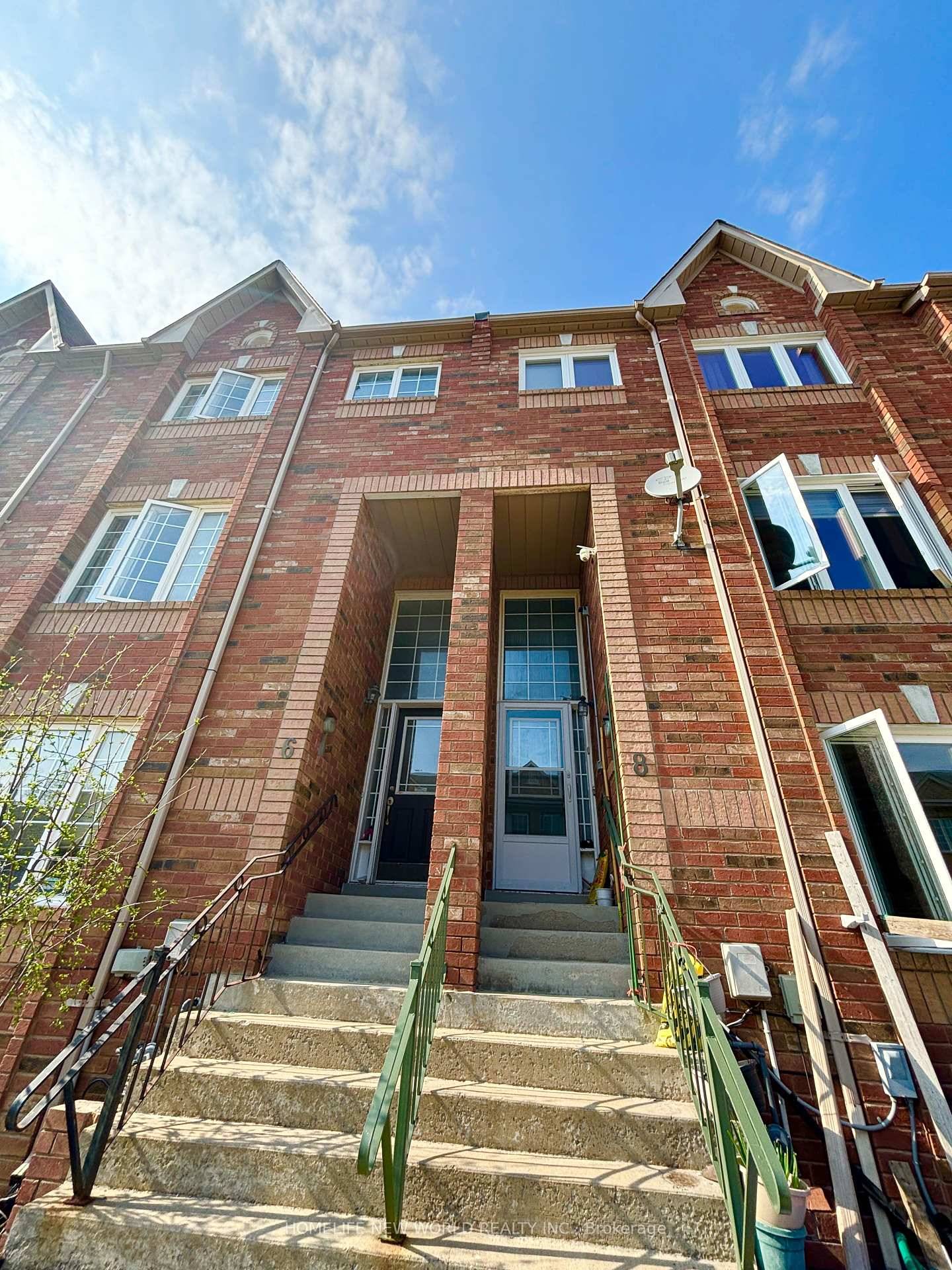 Sunfilled 4 Bedroom Double Garage Freehold Townhouse, Lucky 8, Approx.