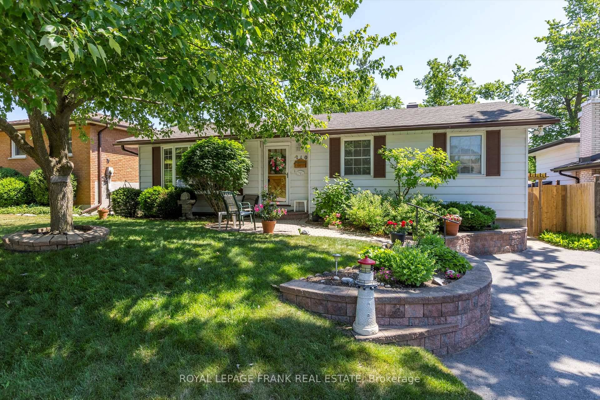 What a great place to start your home ownership journey this 3 bedroom bungalow in Peterborough's preferred West end is conveniently located close to Peterborough Regional Health Centre, schools and ...