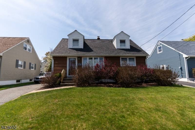 A beautifully maintained 3 bedroom, 2 full bathroom home in Clifton's highly desirable Allwood Section.