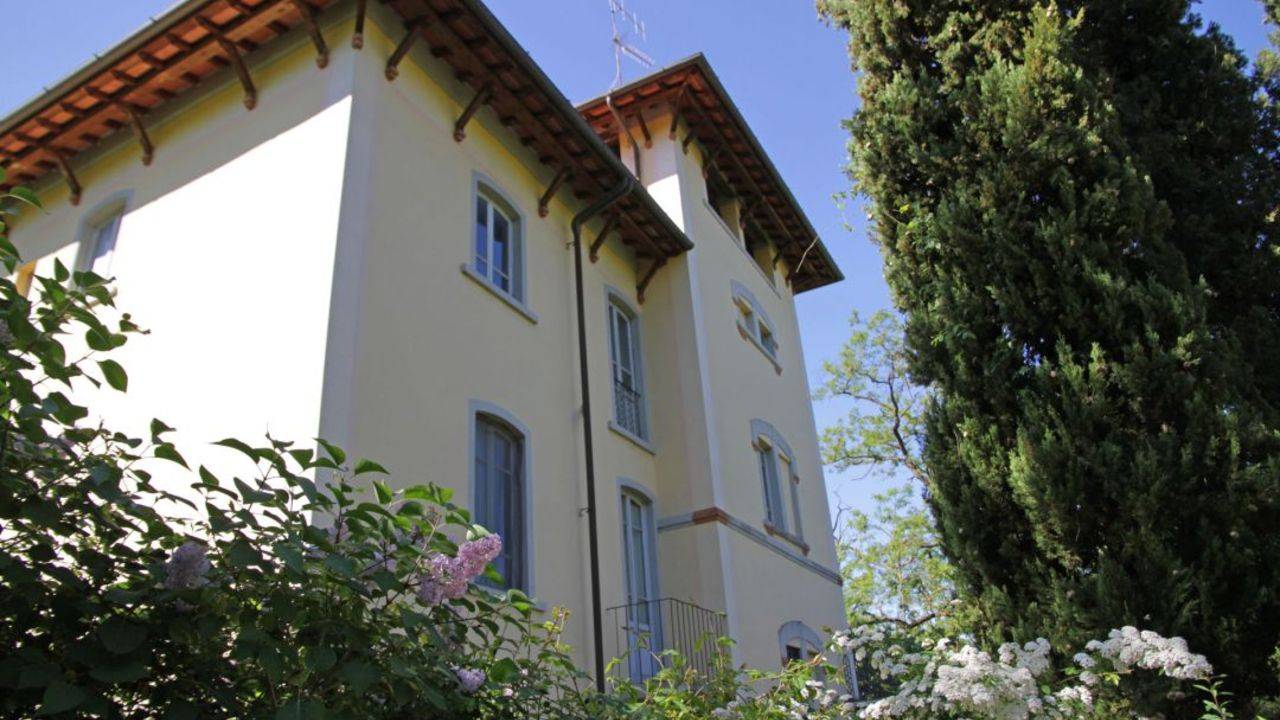 Early 20th century Art Nouveau villa with original finishes, terracotta floors and wall paintings for sale in Arezzo, Tuscany.