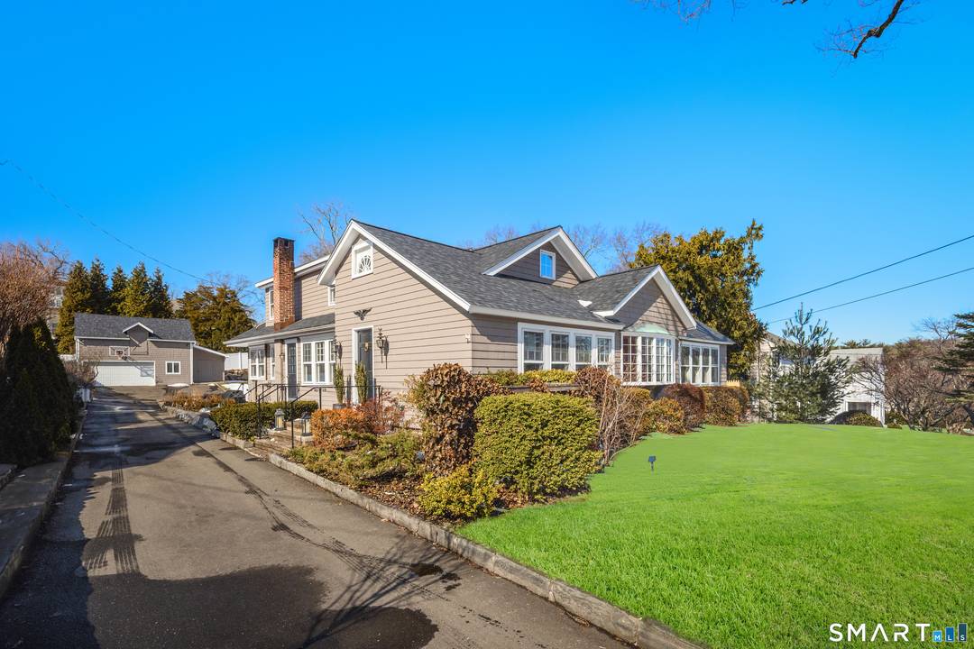 Versatile Gem Walkable and with Income Potential This light filled Cape Cod offers a rare blend of flexible living and a prime location on one of New Canaan's most coveted ...