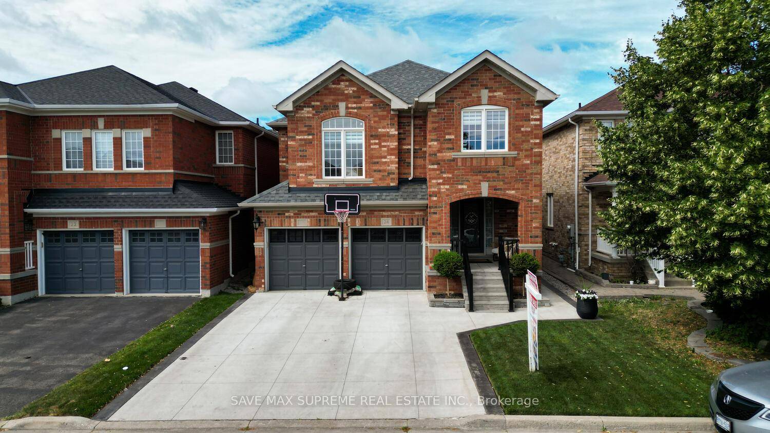 Welcome to this exceptional detached home nestled in one of Bramptons most desirable communities.