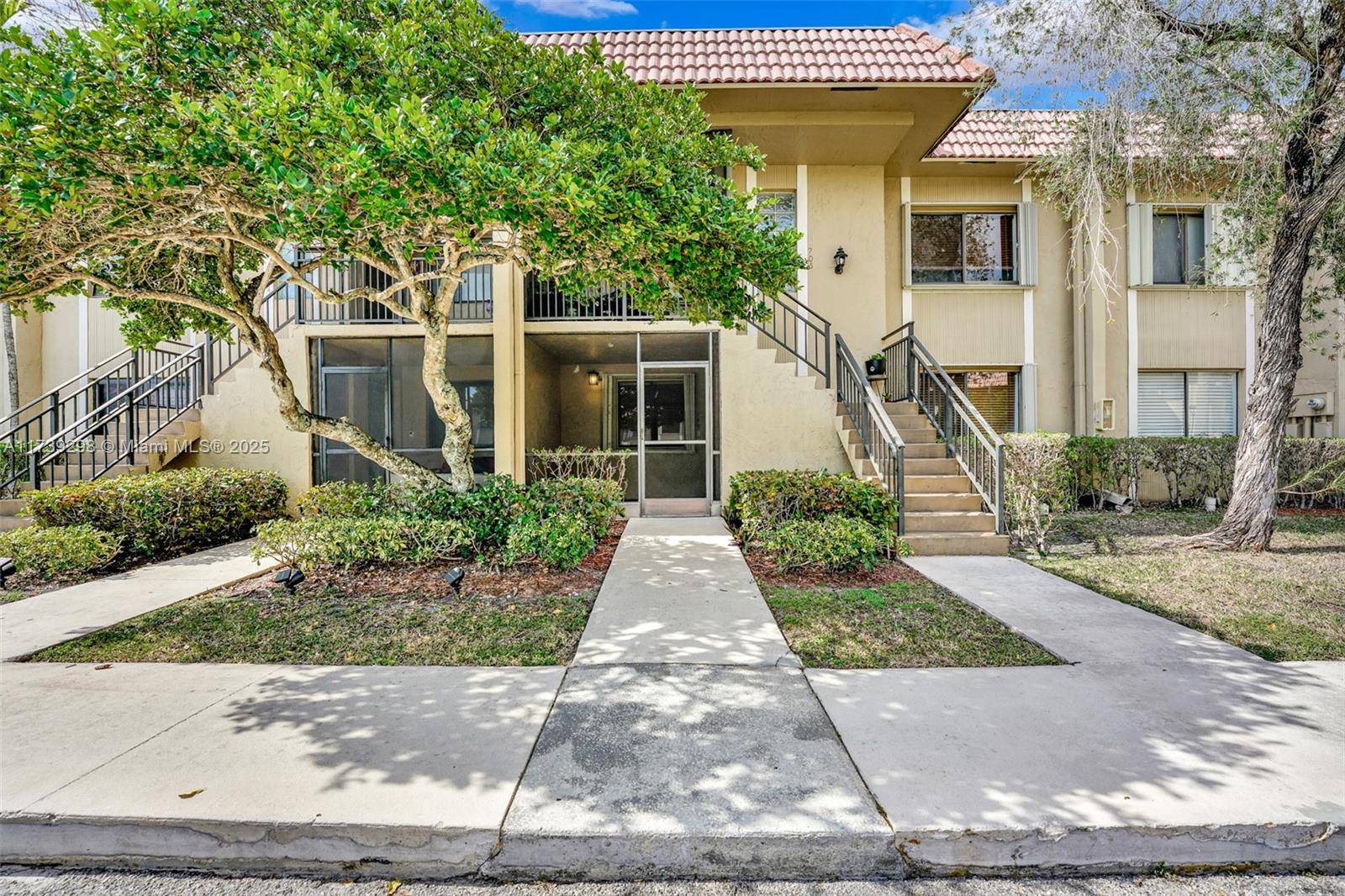 Discover this spacious and well priced 2 bedroom, 2 bathroom corner unit in the heart of Weston, FL one of Broward County s most desirable areas.