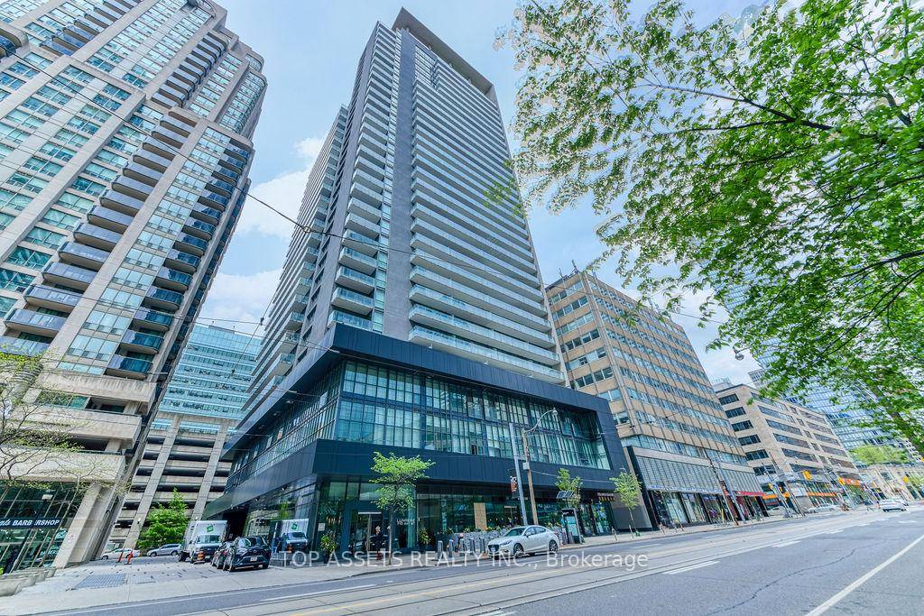 Welcome to Suite 1613 at 770 Bay Street bright and spacious 2 1 bedroom condo in the heart of downtown Toronto.