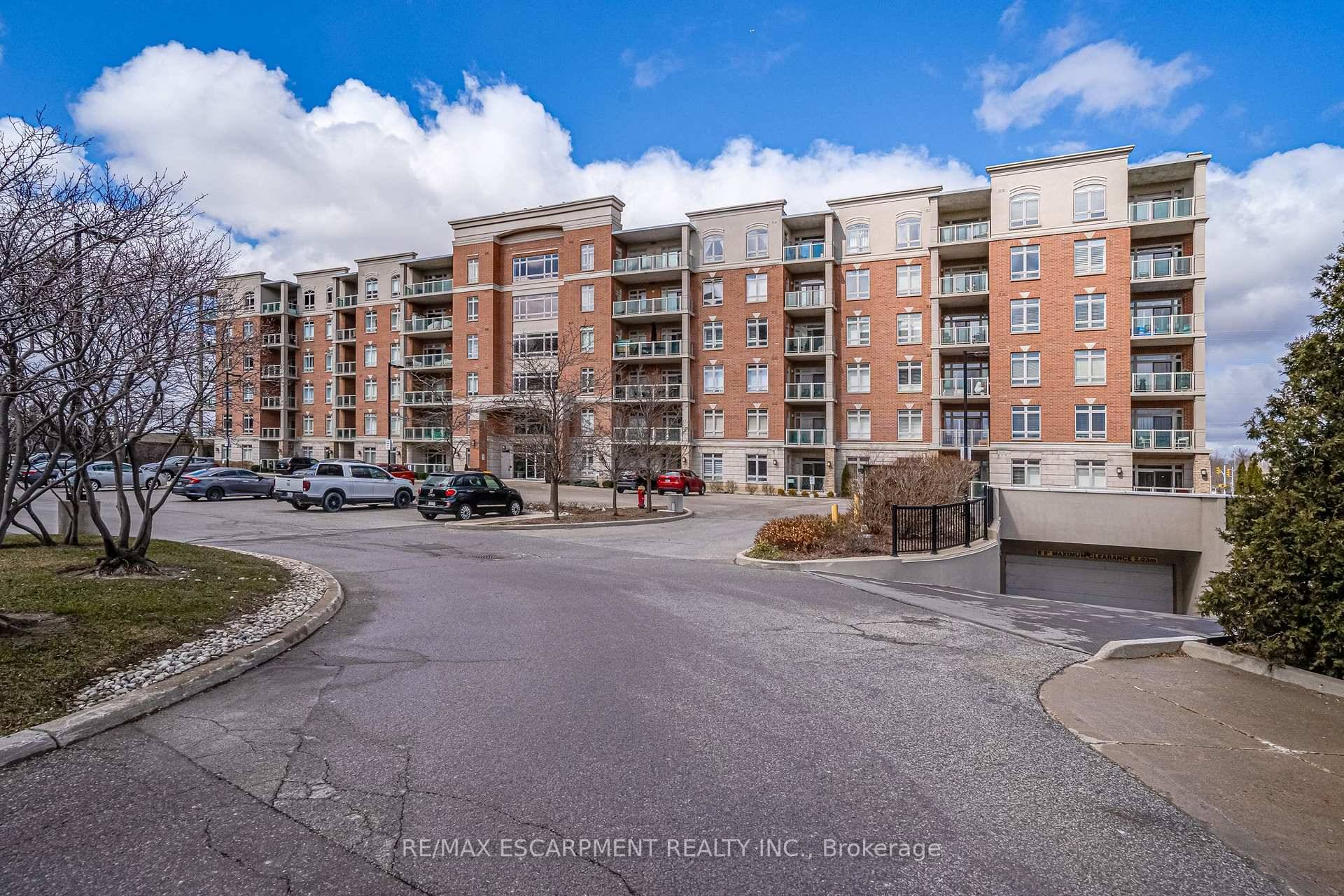 Fantastic condo available in the sought after Appleby Woods neighbourhood conveniently located near shopping, restaurants, and more !