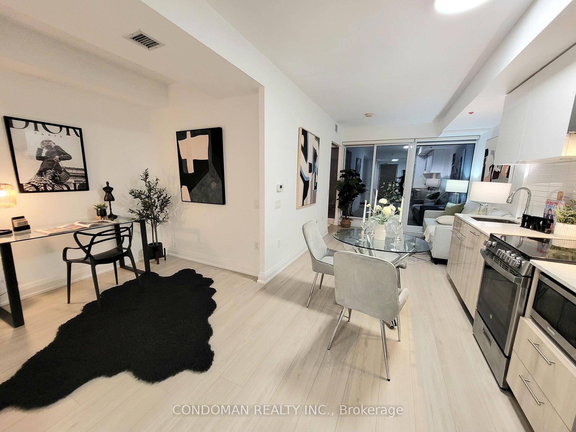Georgous 2 Bdrm Dundas Jarvis.