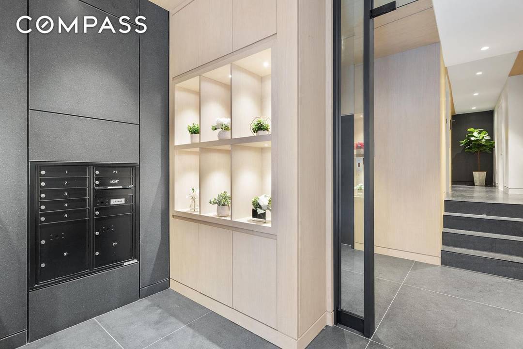 The Marx Condominiums, a stunning new development, graces Manhattan s Upper East Side an iconic neighborhood renowned for its world class museums, serene parks, high end shopping, and refined dining.