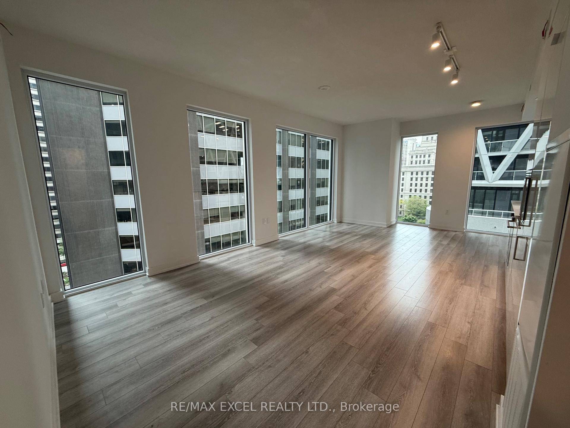 Welcome to Artists Alley Condo, Large and Bright 2 Bdrm amp ; 2 Bath Unit, with 1 Parking amp ; 1 Locker In the Heart Of Downtown Toronto.