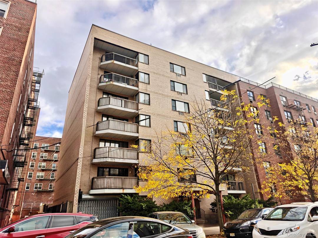 Prime Flushing Location Spacious 1 Bedroom Condo Sell As Is Nestled in the heart of Flushing, this spacious 1 bedroom condo offers excellent convenience and great potential.