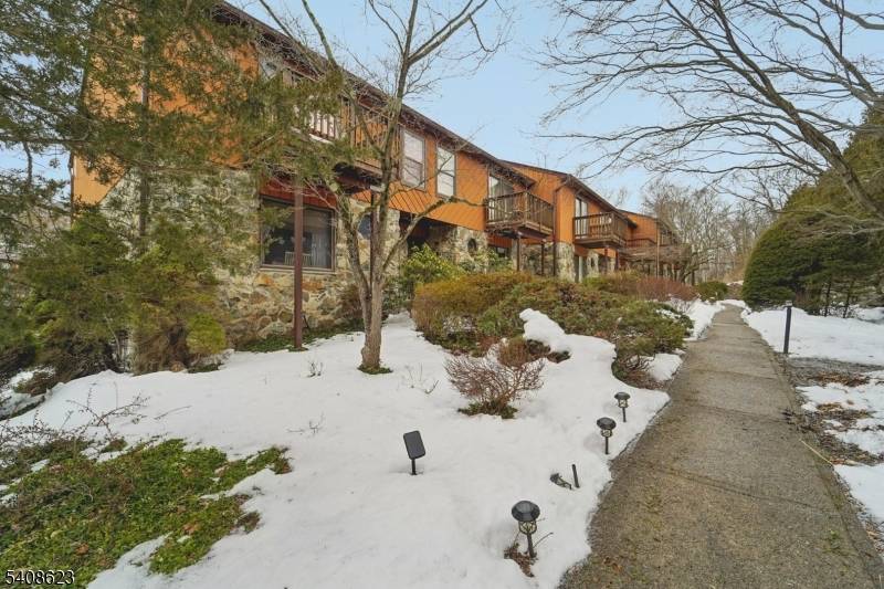 Come make this multi level townhome in Brookside Heights your own !