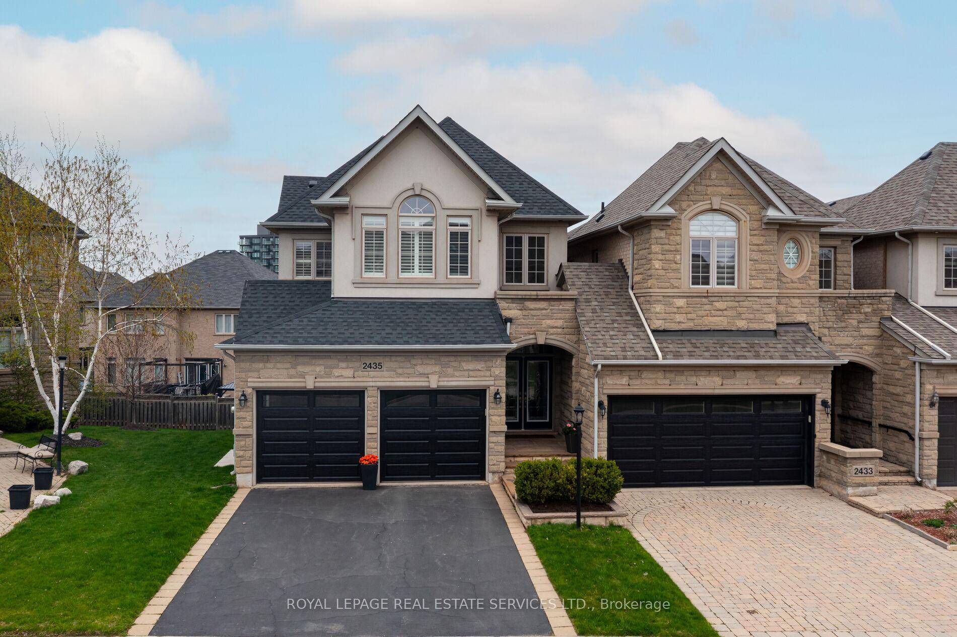 Welcome to prestigious Joshua Creek in vibrant North Oakville a highly coveted, family friendly community renowned for its upscale charm, scenic creek side trails, amp ; lush green spaces.