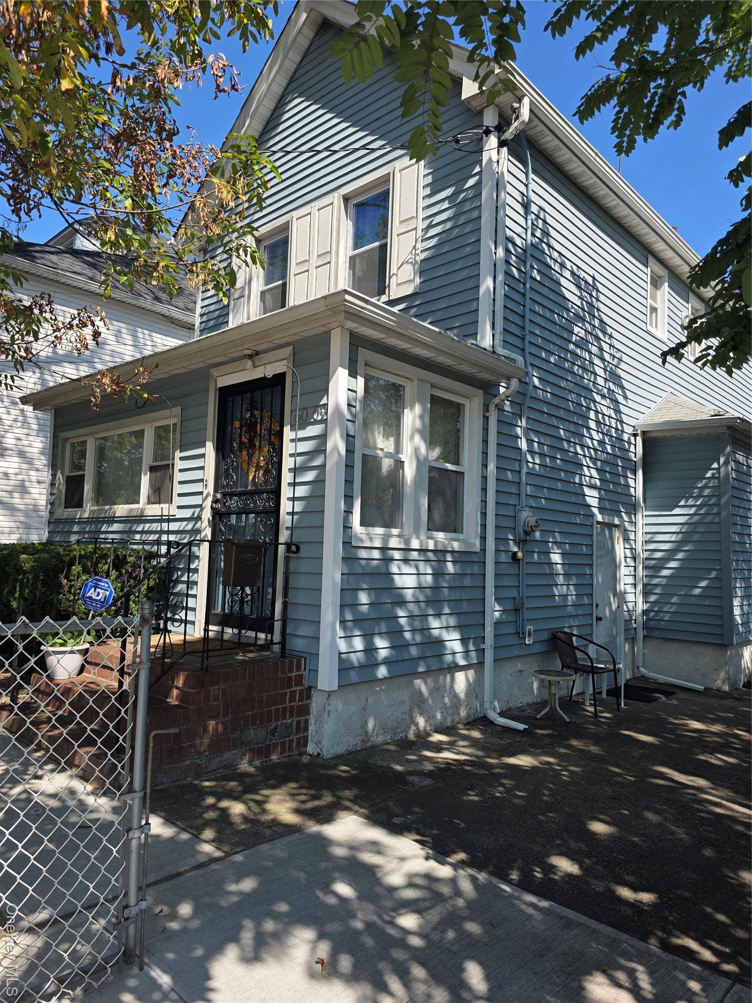 Its Corner property all Updated R3 2 Zoned, Excellent move in condition Close to 495 and Utioia Pky, Near Park, shops, Bus Main Street and City 1st Living Room with ...