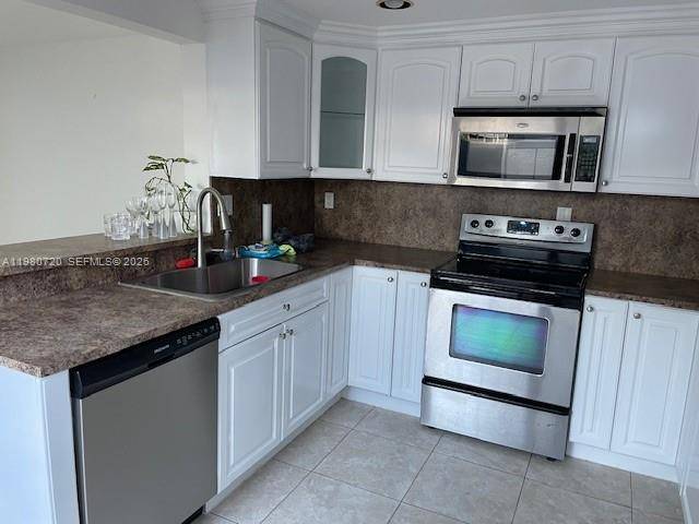 OASIS TOWNHOUSE ! LARGEST MODEL, SPACIOUS 3 BEDROOM 2 1 2 BATH CORNER TOWNHOUSE IN SOUGHT AFTER OASIS CONDOMINIUMS.