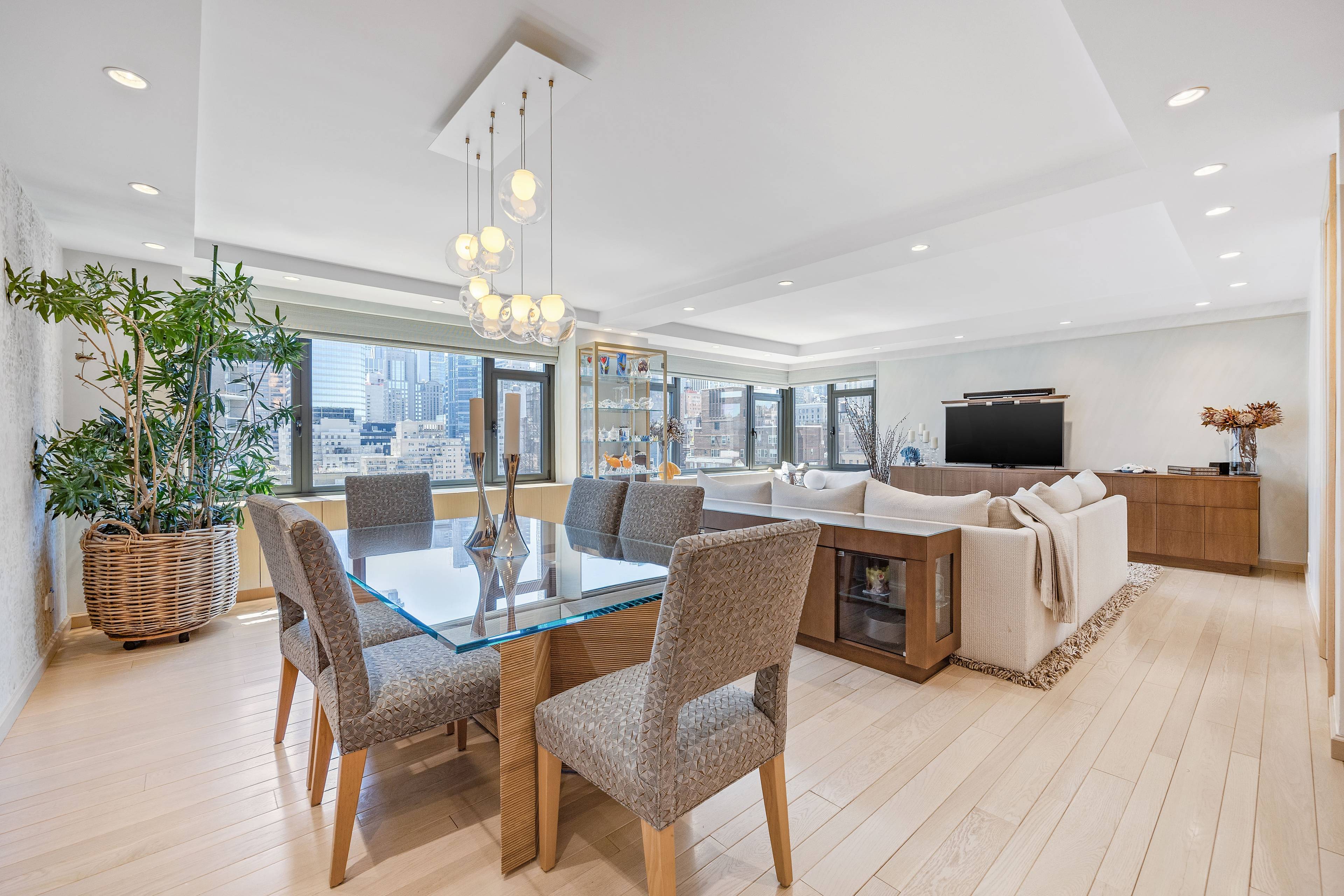 Welcome to Apartment 14C at The Phoenix, a distinguished cooperative in Upper East Side s prime Lenox Hill neighborhood.