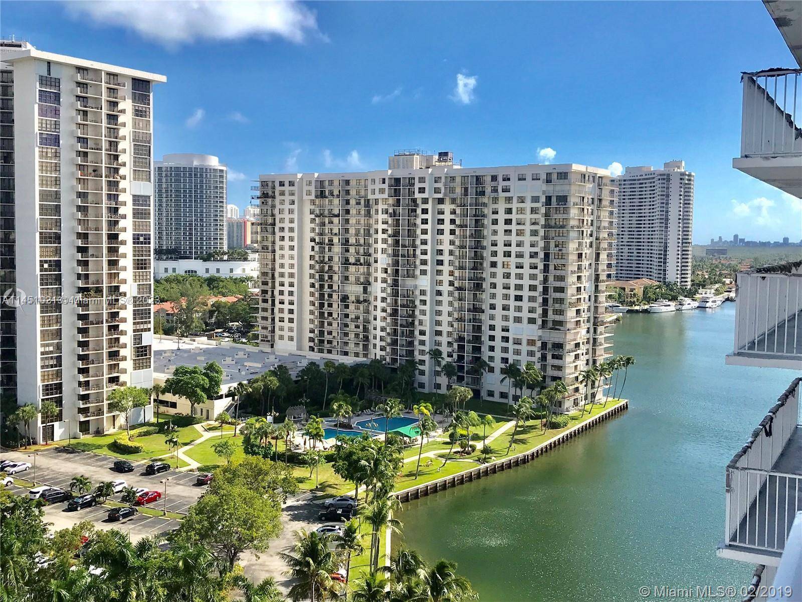 Beautiful and full of light, this 2 2 Condo is the one you were waiting for !