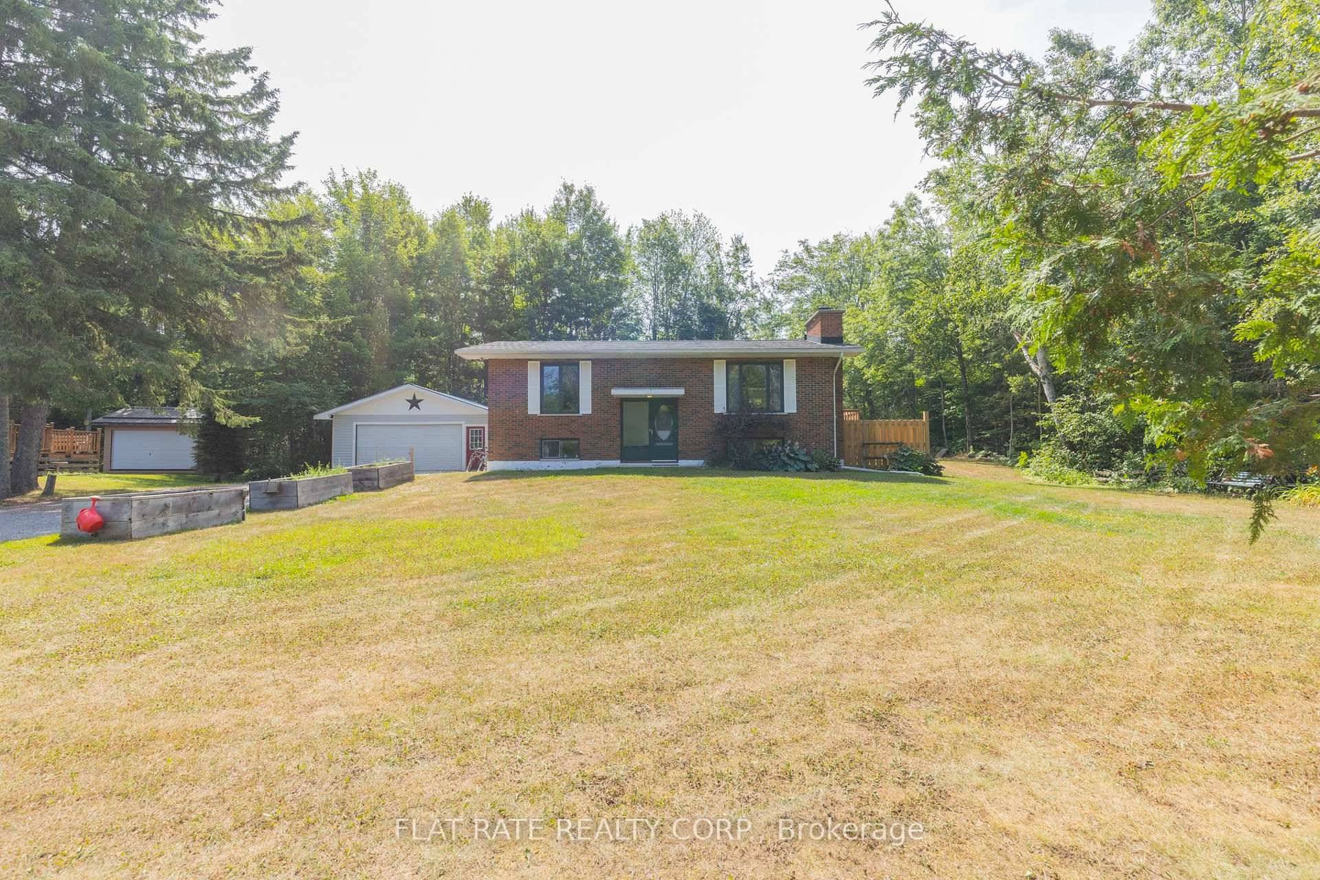 BEAUTIFUL FAMILY HOME NESTLED ON NICE SIZED LOT MINUTES TO THE AMENITIES OF APSLEY.