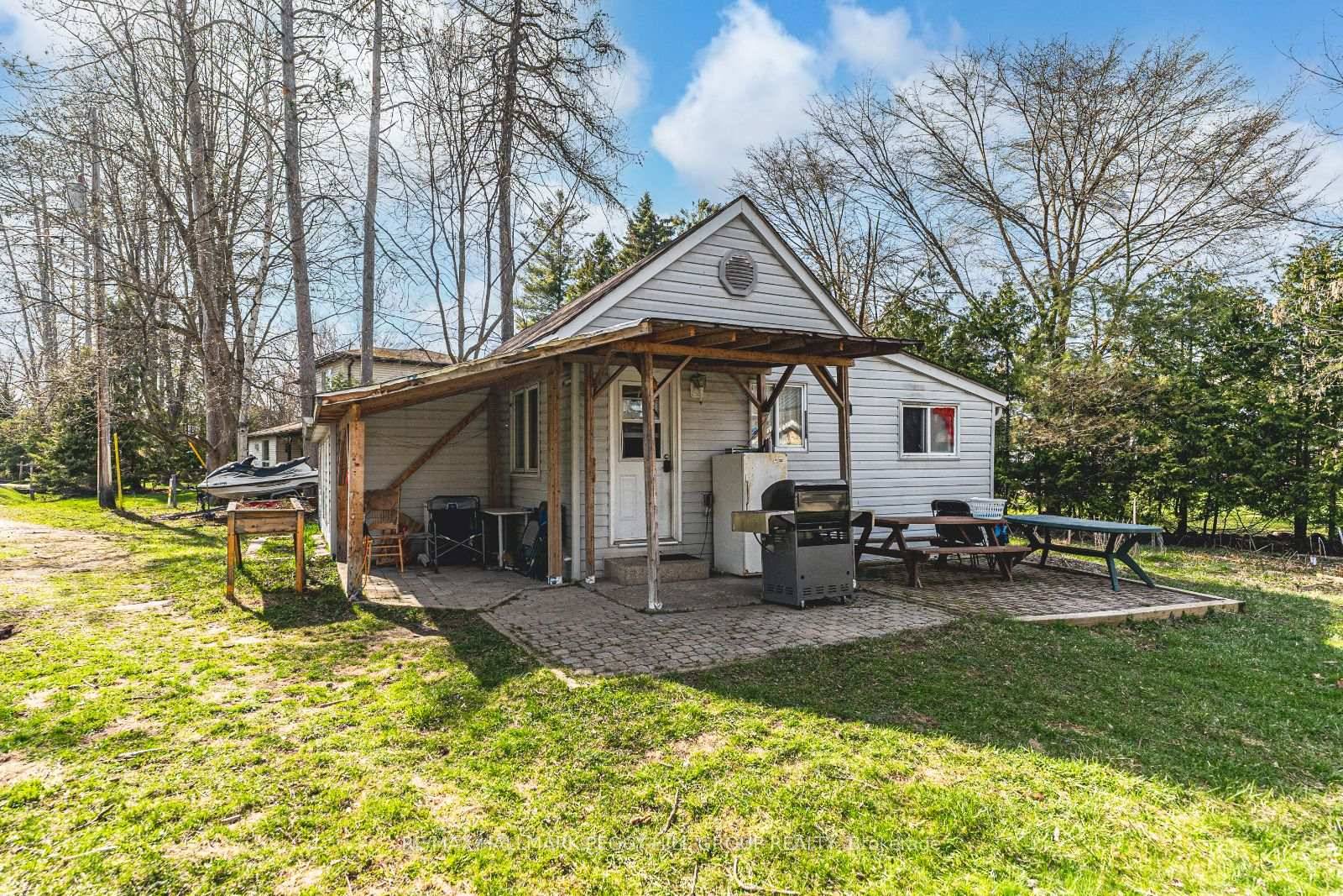 BUNGALOW ON A 150 X 100 FT LOT WITH ENDLESS POTENTIAL IN A CONVENIENT LOCATION NEAR THE BEACH !