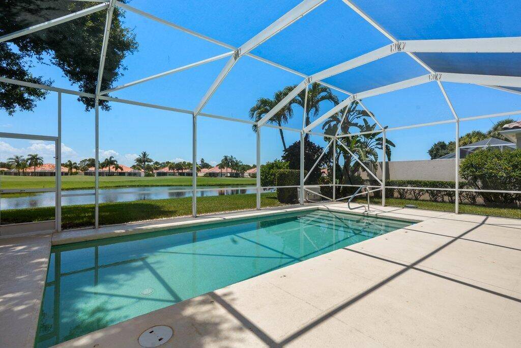 Welcome to 8232 SE Palm Hammock Lane, a meticulously maintained 3 bed, 2 bath home in the gated Lost Lake Golf Club community.