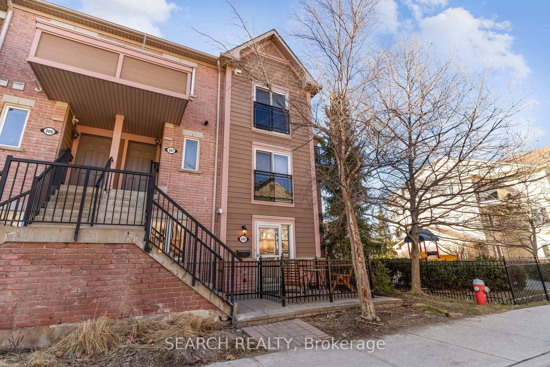 Rarely Offered For Sale Welcome to this stunning end unit ground floor corner townhome, perfectly nestled in one of Erin Mills most sought after communities.