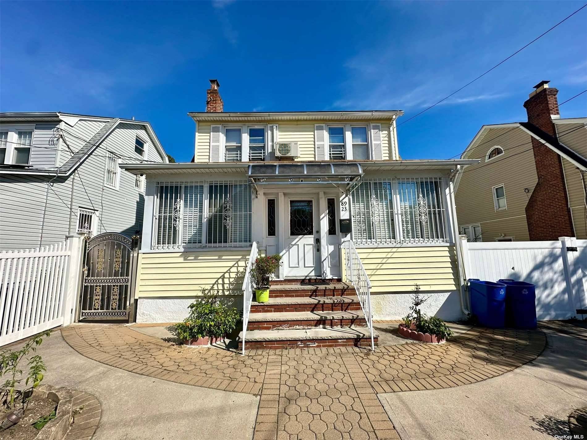 Excellent single family house for rent at the heart of Hollis features an Entry foyer, Large Living Room, Formal Dining, eat in Kitchen, 3 Bedrooms, 2 Full Bathrooms, Private Driveway, ...