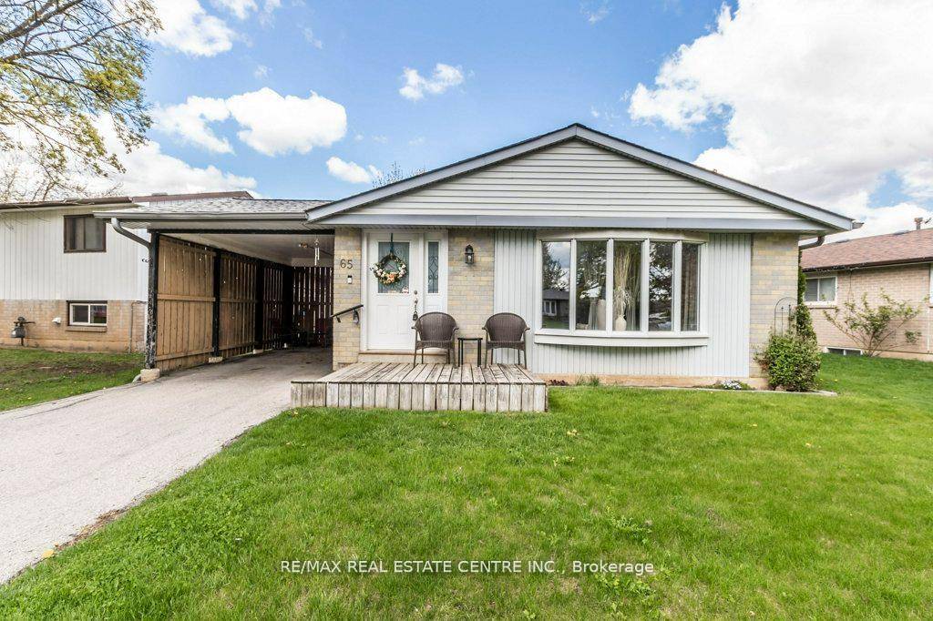 Beautiful three bedroom backsplit on a huge lot in highly desired Dorset Park.
