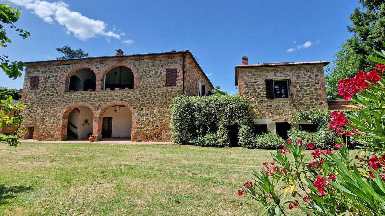 Tuscan stone farmhouse with pool and land for sale in Lucignano, in the Tuscan countryside on the border between the provinces of Siena and Arezzo.