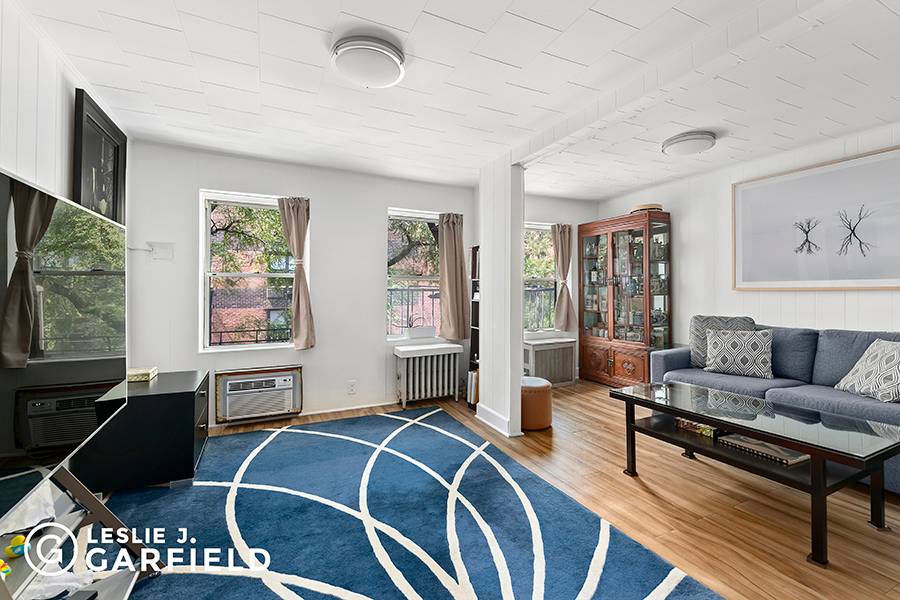 Nestled in the vibrant heart of West Village, 363 Bleecker Street is a stunning four story townhouse boasting a unique blend of commercial and residential spaces.