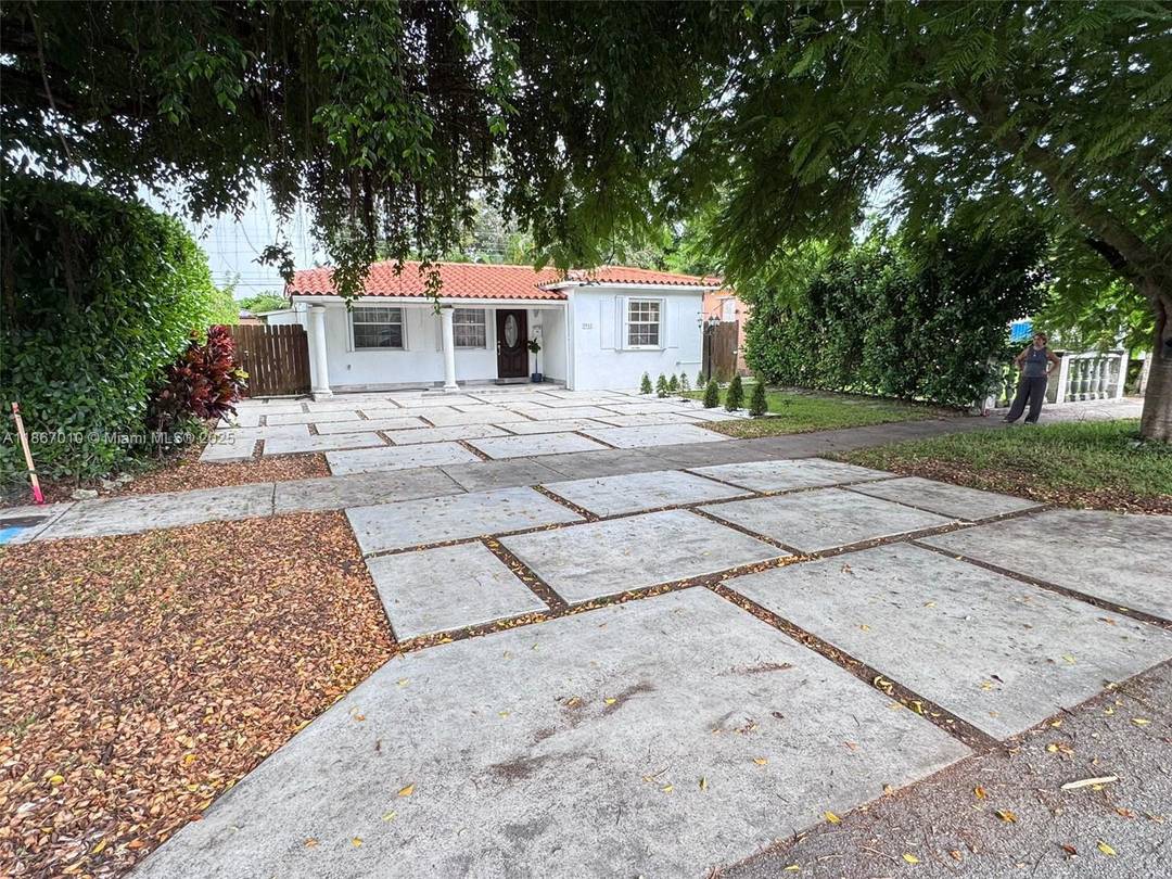 Charming 3 Bedroom Gem with Pool in Prime Location !