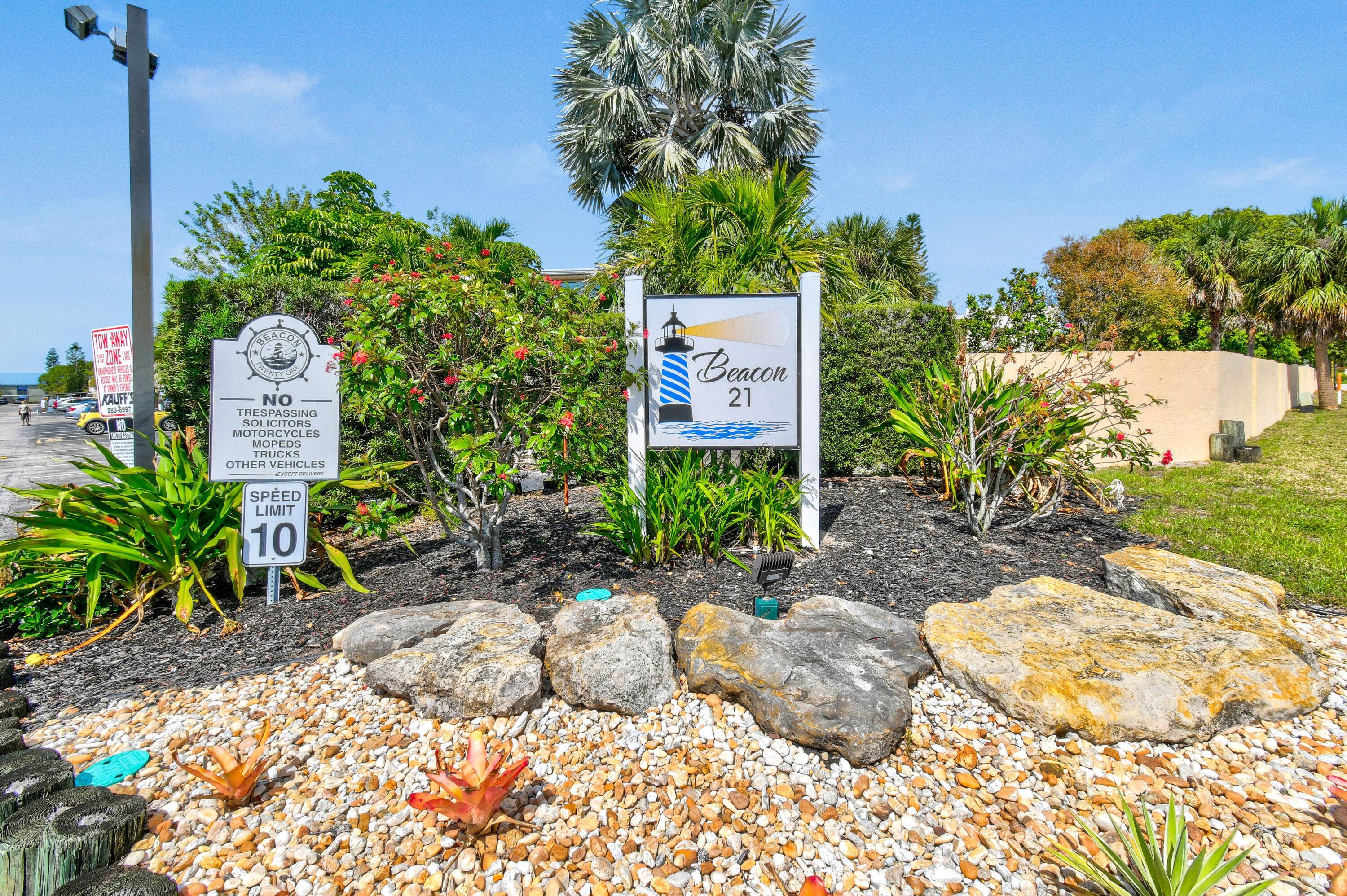 Gorgeous 1st Floor Condo in BEACON 21 in Jensen Beach !