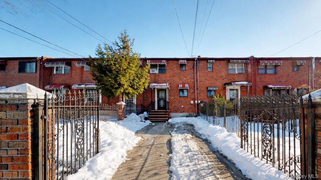 This 3 bedroom, 1. 5 bath single family home at 195 Berriman Street in East New York offers a practical layout with room to personalize.