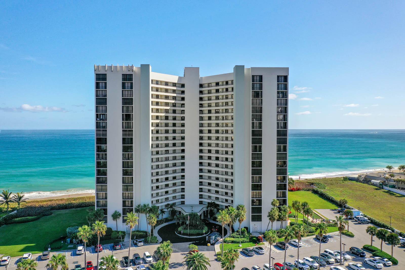PRINCESS ON HUTCHINSON ISLAND 2BR 2BA renovated SE end unit.