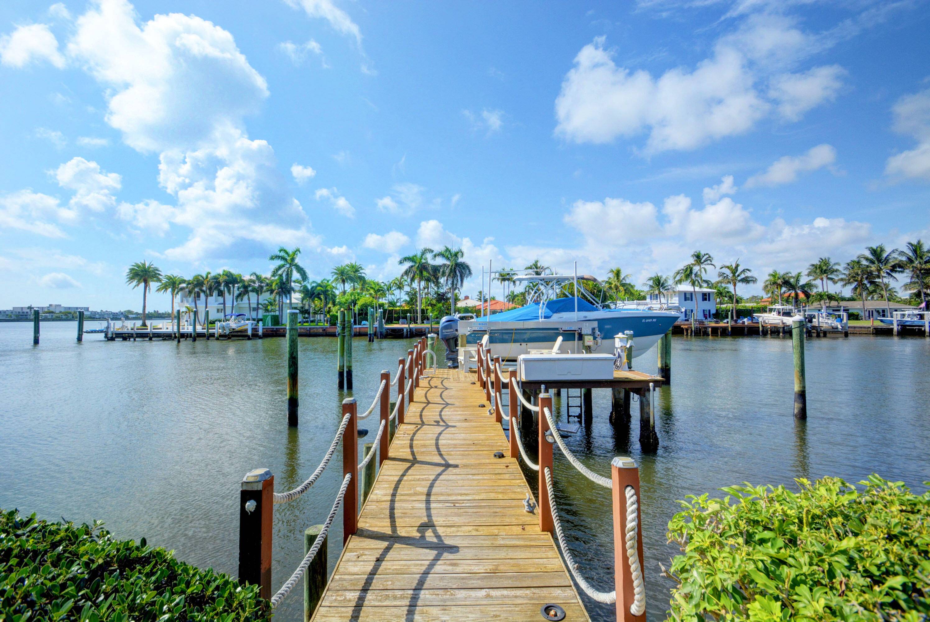 Impeccable, bright, private, cozy house on the Waterway, with private pool, summer kitchen and 75' dock in no fix bridges location.