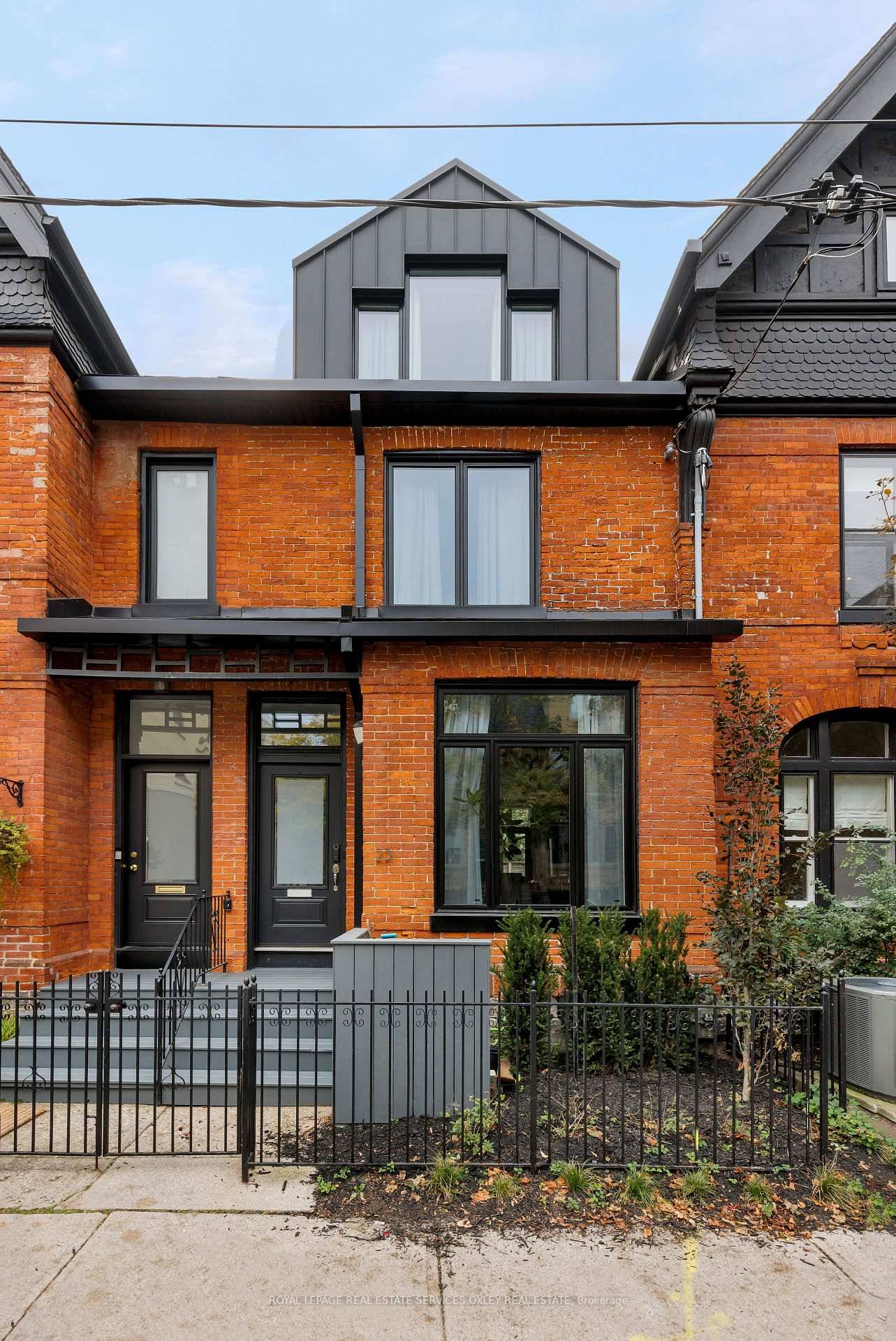 London Mews meets Prime Toronto Location !