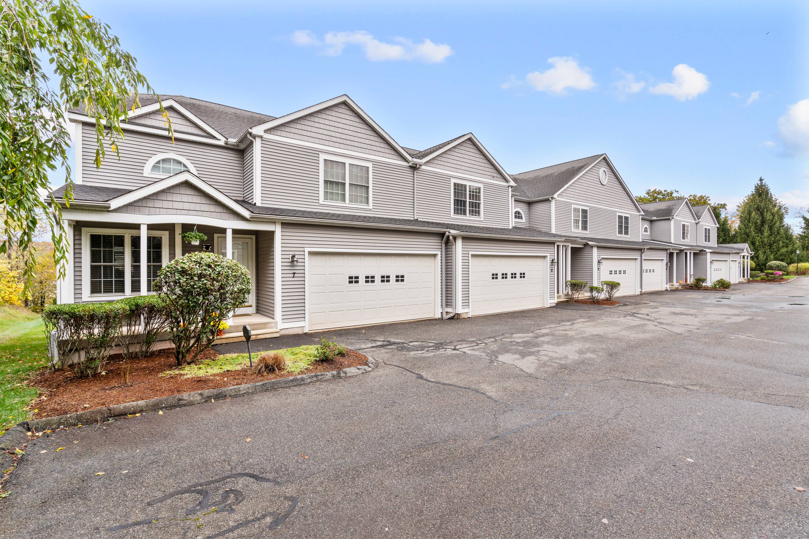 Welcome to this meticulously maintained townhouse style condo boasting nearly 3, 000 sq.