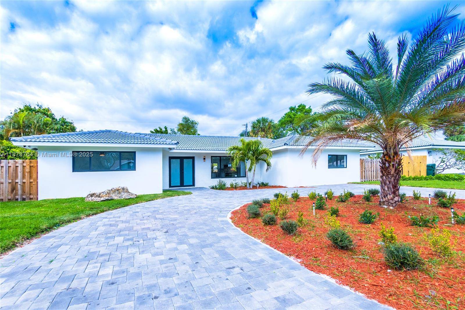 Welcome to this 4 bed, 3 bath single story gem in sought after Lake Floresta Park, built in one of the city s prime A rated school districts.