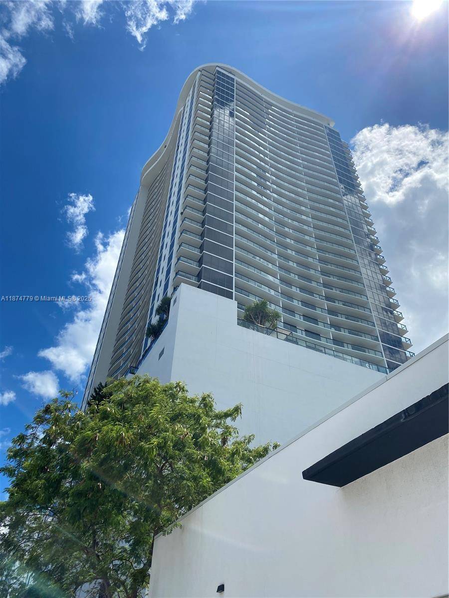 Well maintained 1 bedroom plus den residence in Canvas, located in a rapidly evolving neighborhood just steps from the upcoming Interstate 395 Signature Bridge.