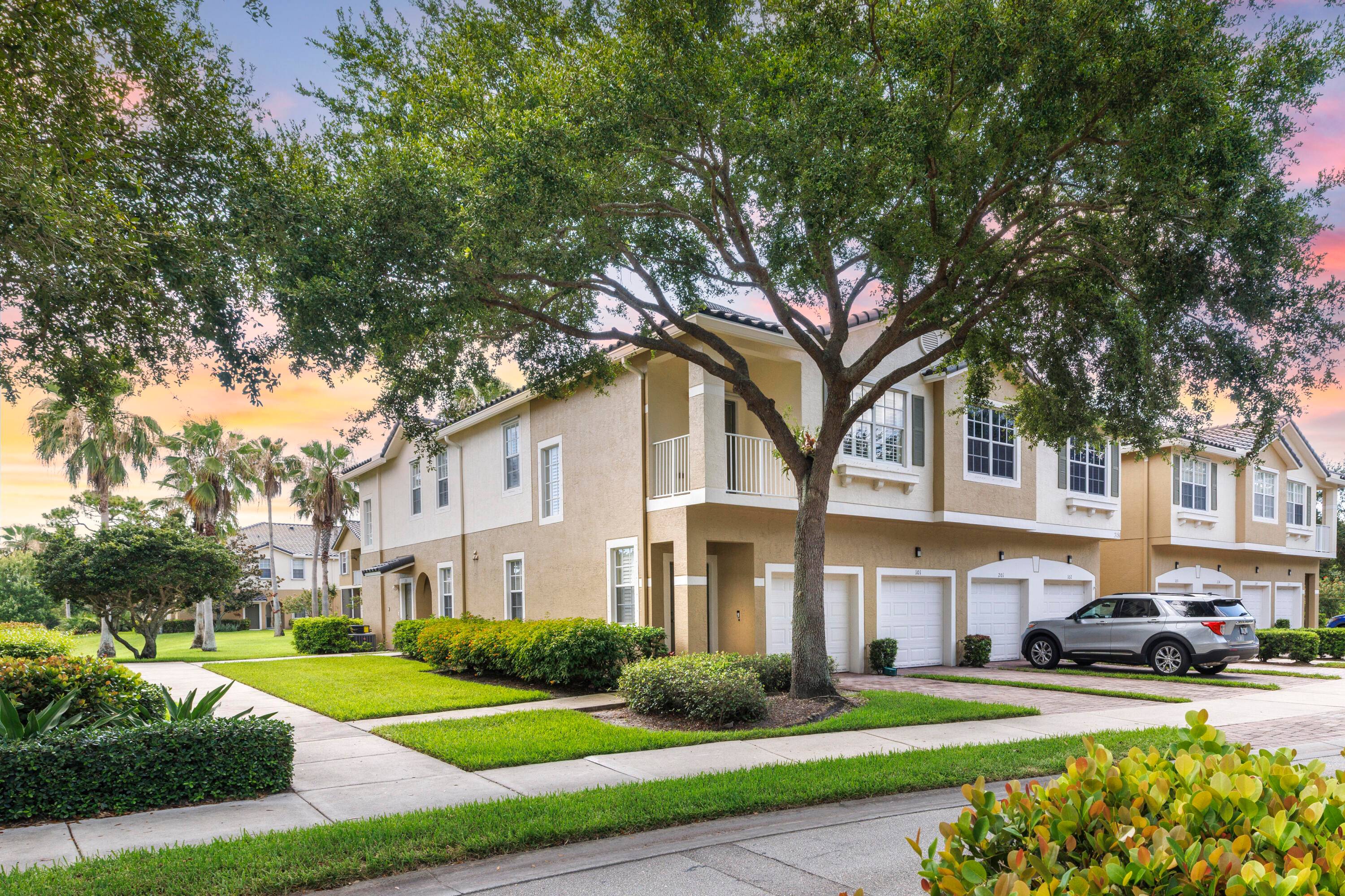 Stuart, FL Beautifully Maintained End Unit Condo in a Gated Community.