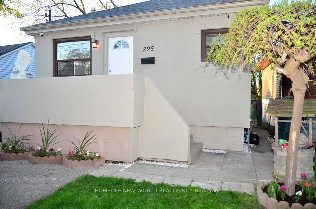Well Maintained 2 2 Detached Bungalow, Bright amp ; Spacious With Separate Entrance.