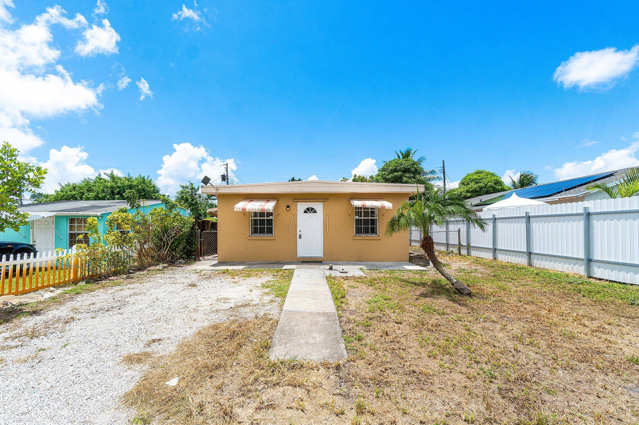 THIS IS A NICE STARTER HOME FOR A FIRST TIME HOME BUYER OR GREAT INVESTMENT INCOME PRODUCING PROPERTY FOR INVESTOR.