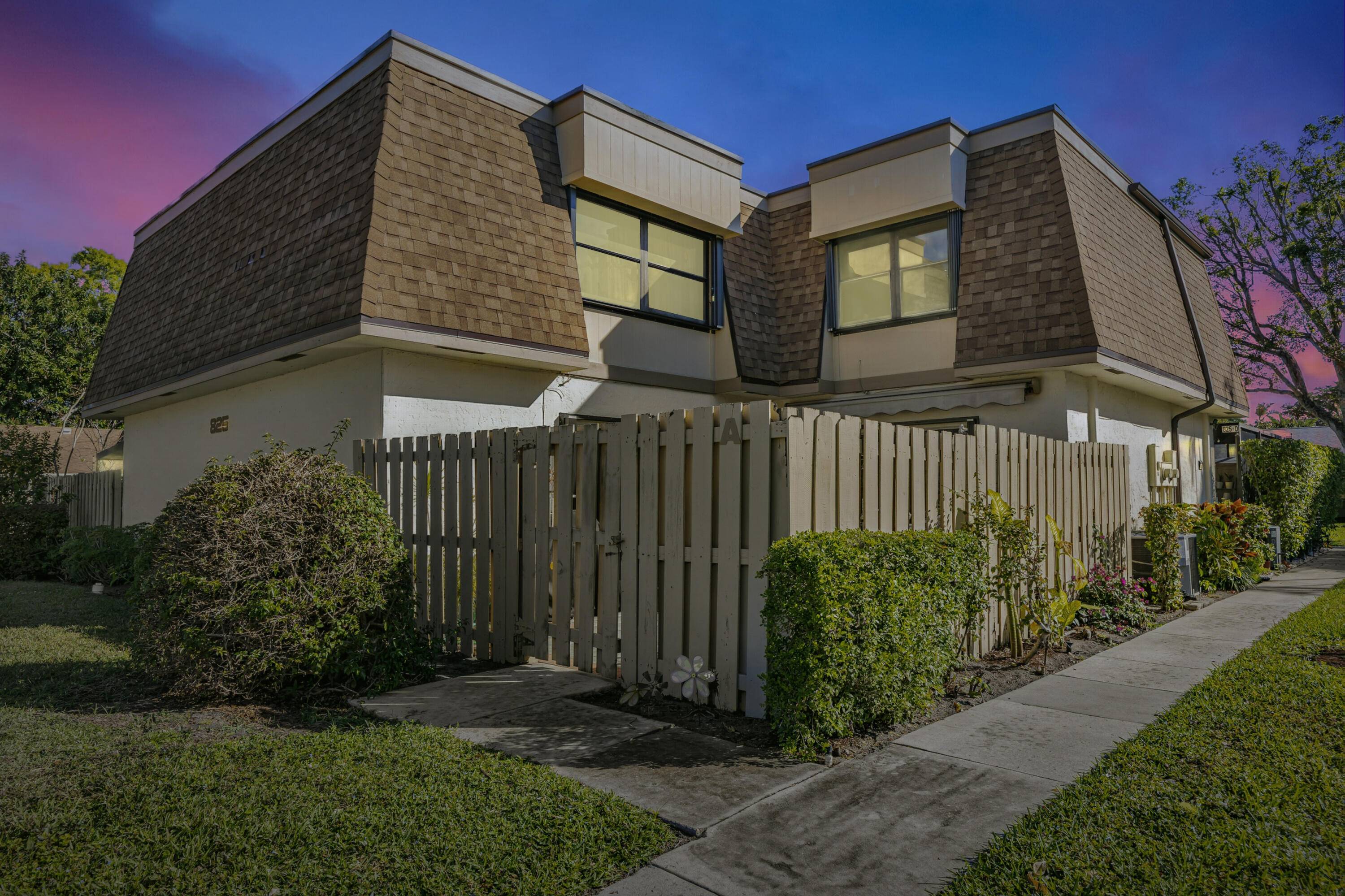 Charming and Spacious Townhome in Rainberry Bay !