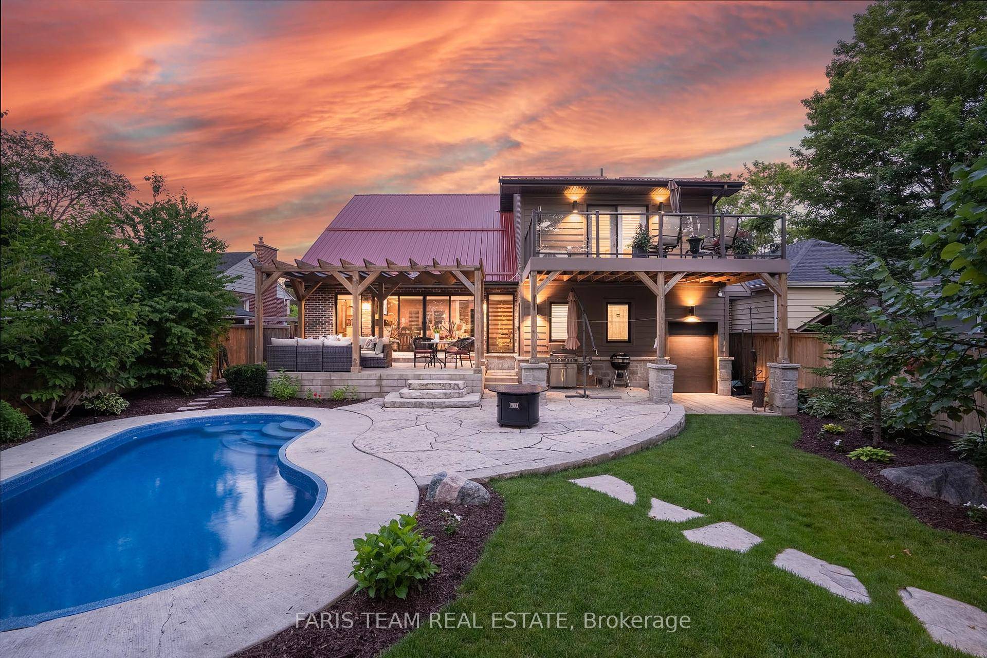 Top 5 Reasons You Will Love This Home 1 Dream home situated in one of Barrie's most desirable neighbourhoods, just a short walk to Kempenfelt Bay and the downtown core, ...