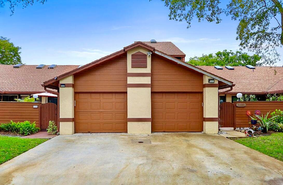 Spacious 3 bed, 2. 5 bath townhome with garage in a well kept community !