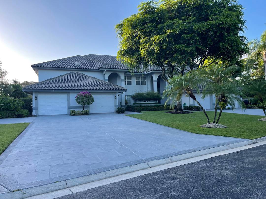 Spectacular view of the lake with Golf view.