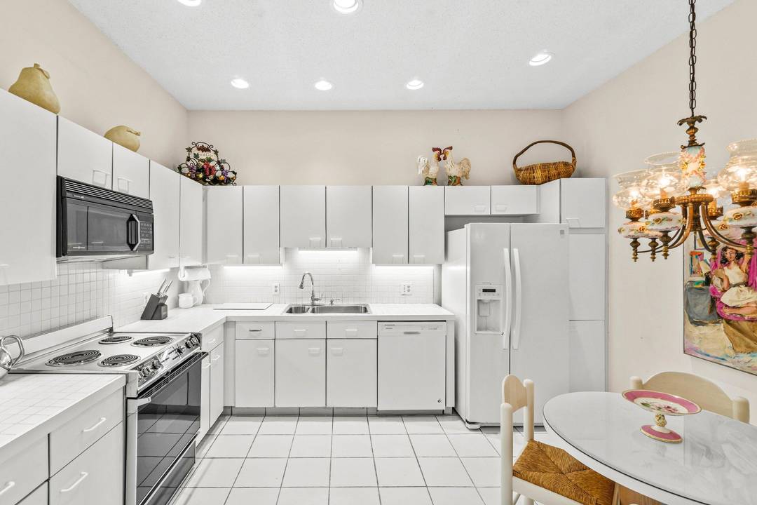 Enjoy the season in this bright and airy 2 Bedroom Den w pull out sofa, 2.