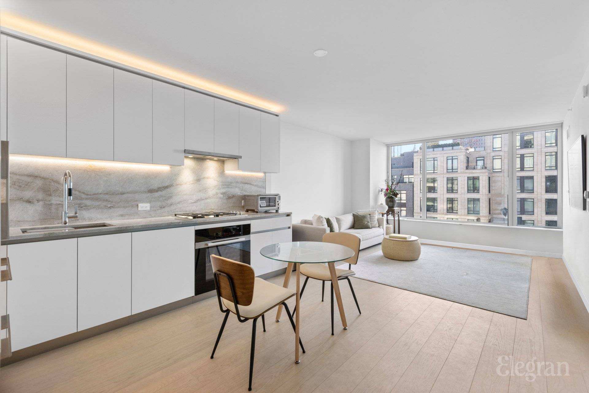 Welcome to Residence 1001 at 450 Washington Street, a high floor one bedroom home in the heart of Tribeca s historic waterfront.