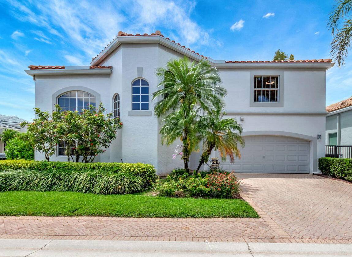 Situated in the heart of the Kensington neighborhood on model row, this 3 bedroom, 2.