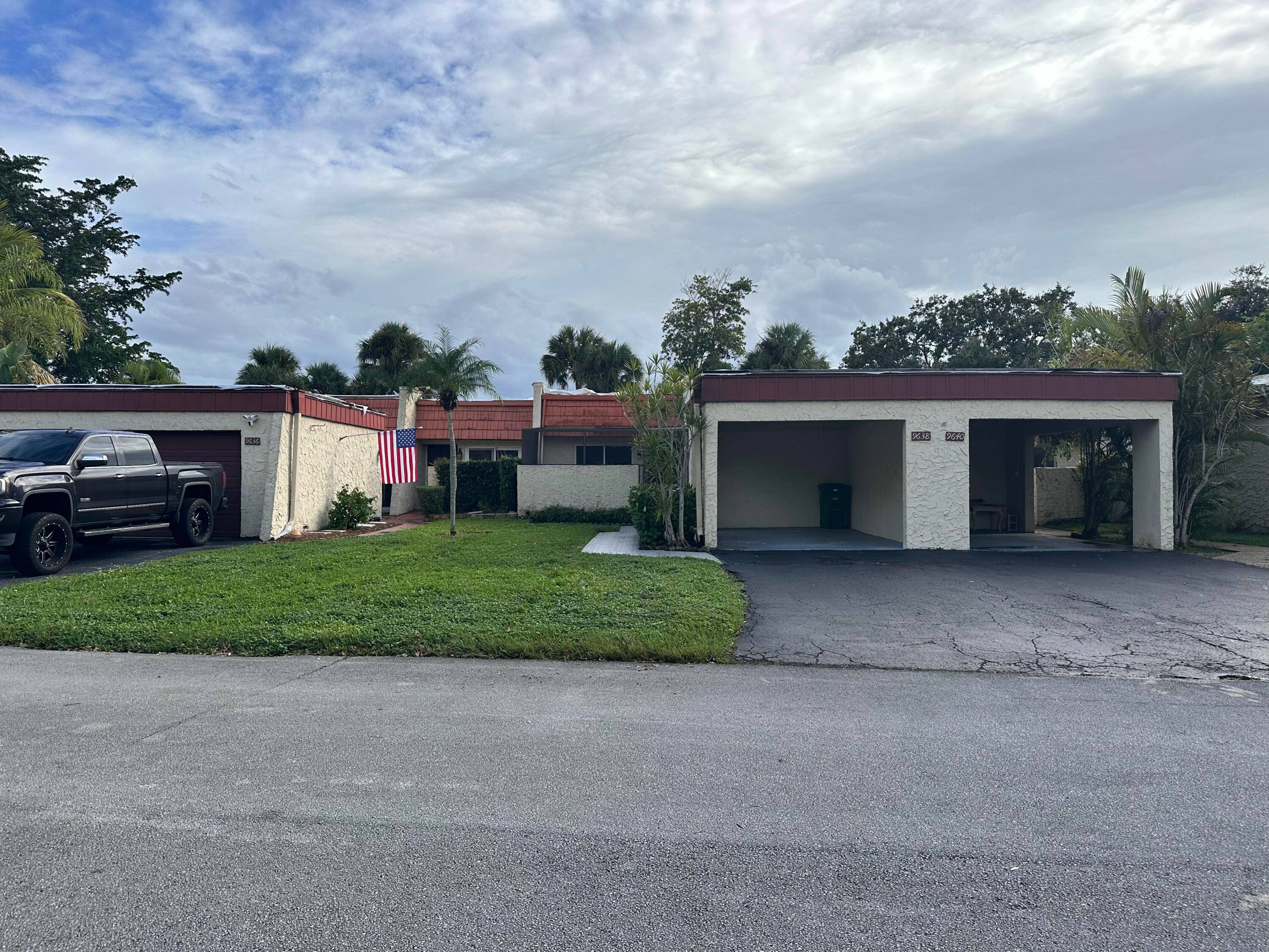 Welcome home to a Beautifully remodeled, 2 bedroom, 2 bath single family villa nestled along sidetone the Colony West Golf Course in Tamarac.