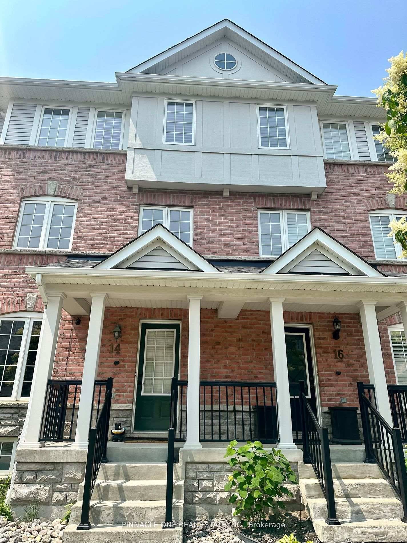 Cozy 3 Bedrooms Townhome In A Quiet Ajax Neighbourhood !