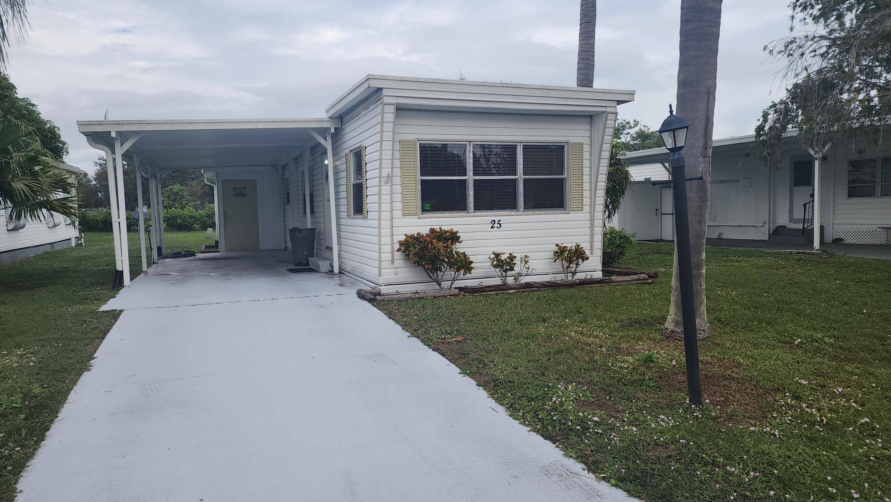 2 bed 1 and bath home with a large living area, dining area and screened in patio ready for a new owner.