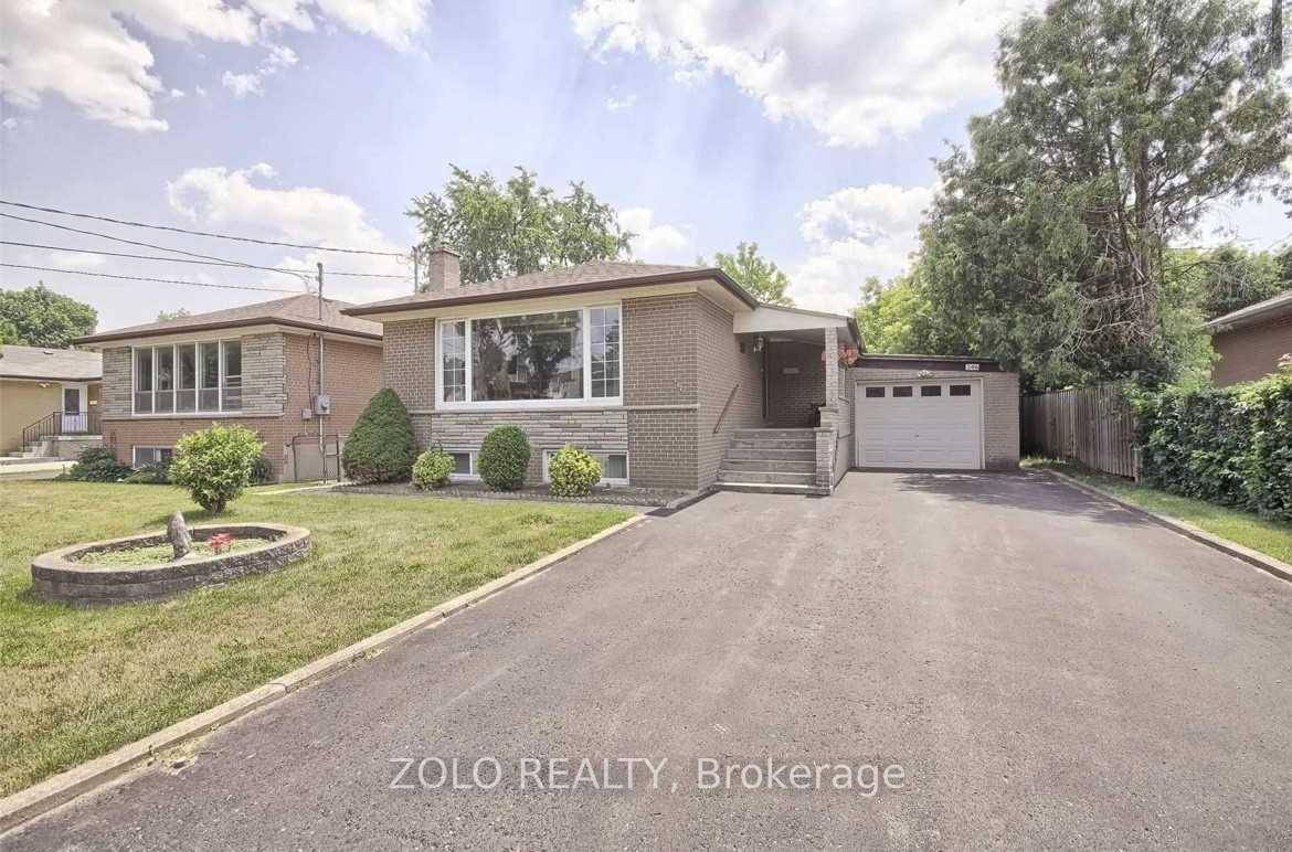 Bright And Cozy 3 Bedrooms Bungalow Only Main Floor In A Quiet Community In The Heart Of Richmond Hill With Gazebo And BBQ, Indoor Garage, Long Driveway, Top Rated Bayview ...